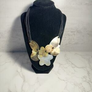 Beautiful Lightweight Leather And Shell Statement Necklace 20in Length